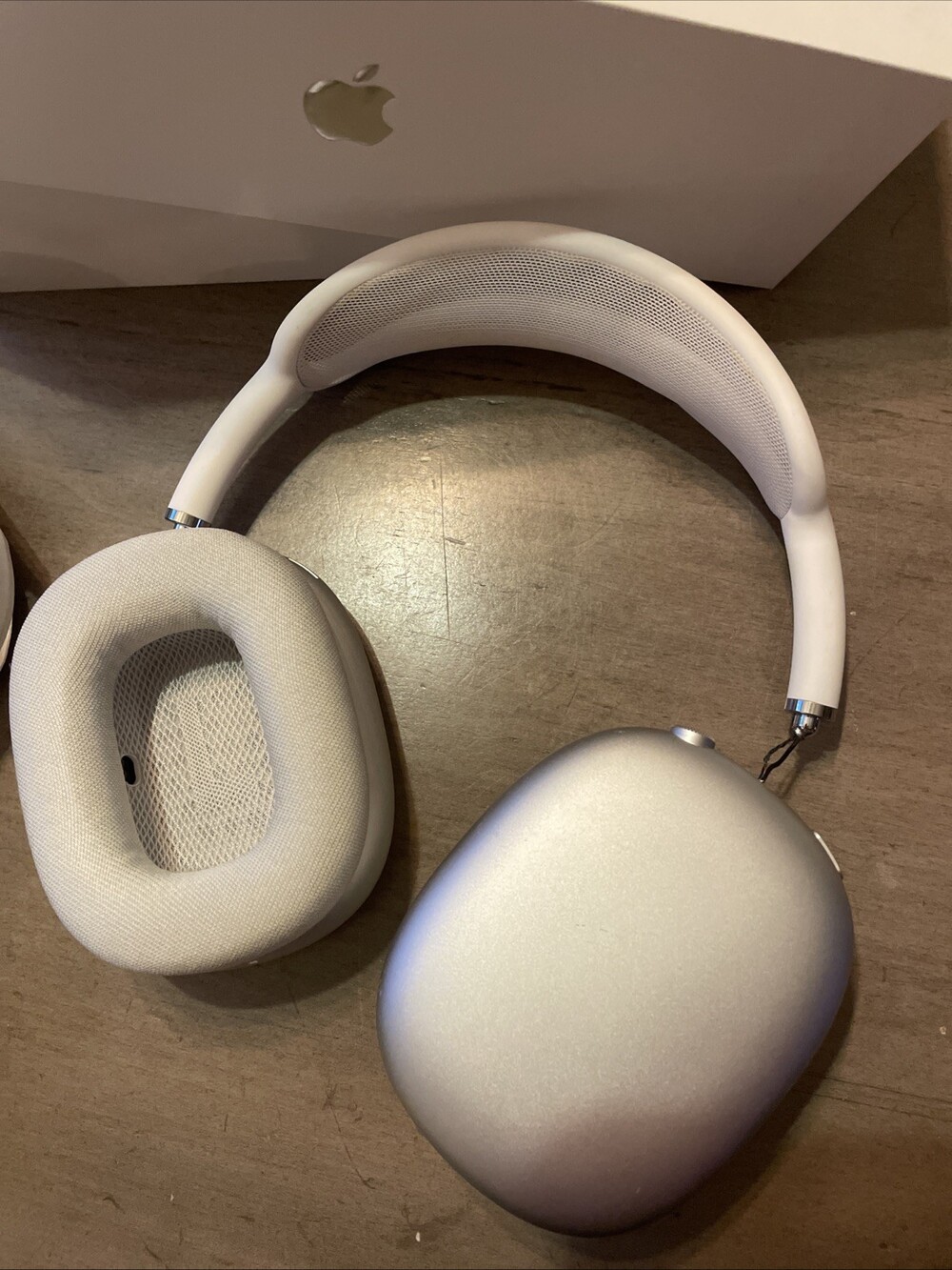 AirPod Max silver With Smart Case A2096 Still Come On And Work Broken On Side